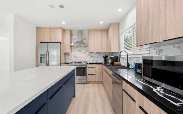 Not Affected by the Fire/spacious Modern Retreat w Luxury Amenities & Style