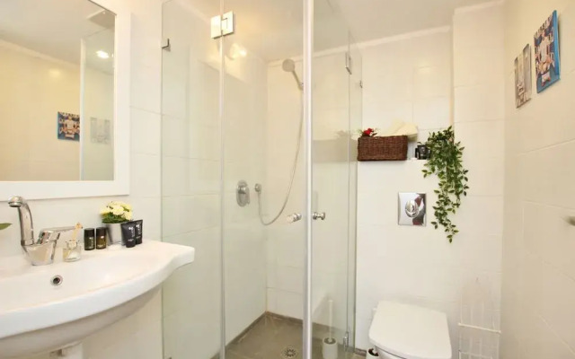 Amazing 3 Bedroom Garden Apartment near Gordon Beach