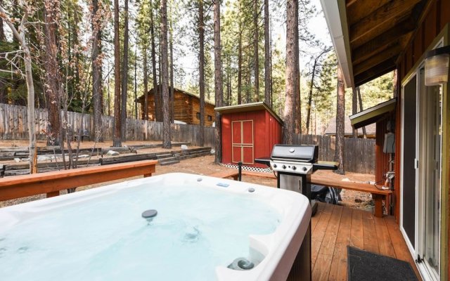 2BR Alpine Cottage Hot Tub by RedAwning