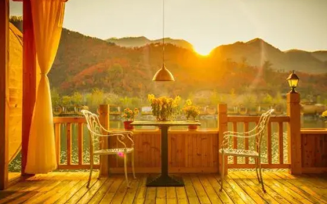 Jiuru Mountain Hongyanrong Wooden Barrel Homestay