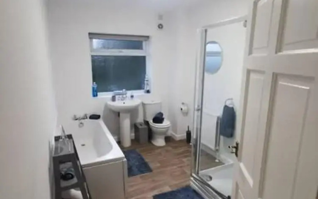 Charming 2-bed House in Swansea