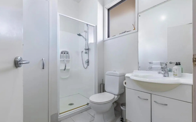 1Br Haven with Balcony & Parking