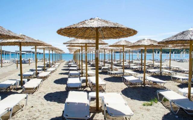 Renovated apt 100m from beach WiFi AC