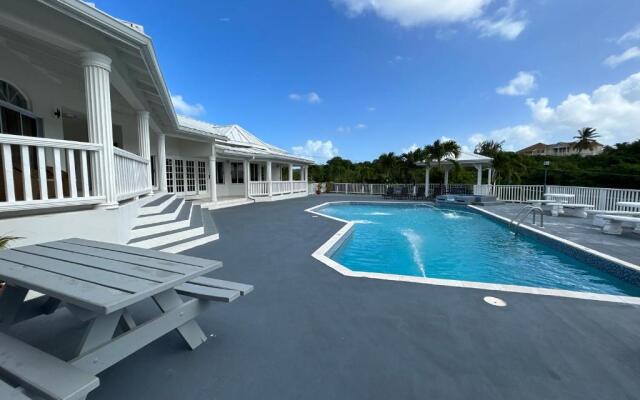 Luxury 5BD Villa - Massive Pool & Outdoor Vibe