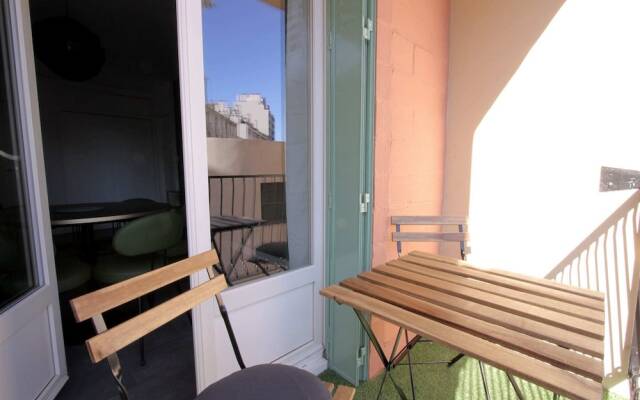 Quiet apt downtown with airco and a balcony