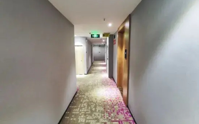 Wanye Hotel (Shenzhen Dongmen Pedestrian Street Sunbu Subway Station)