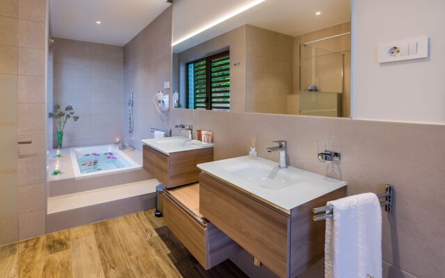 Villa AltaVista, Opatija - Seaview & Relax with Heated Pool and Private MiniGolf