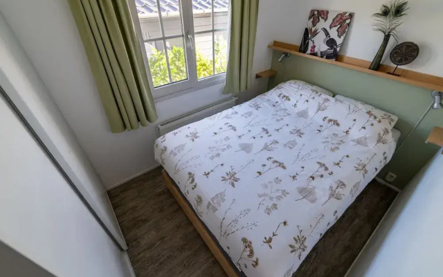 Canal-side Stay, Giethoorn
