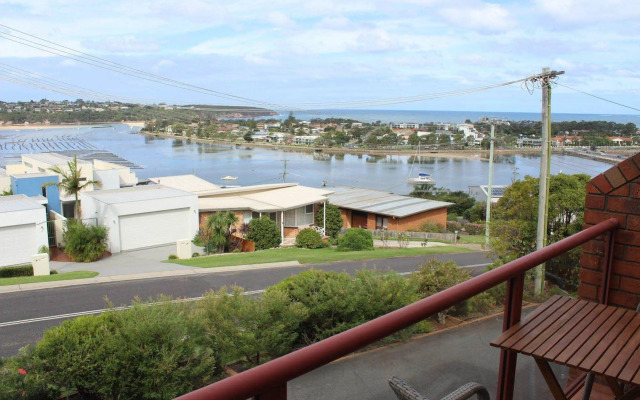 Pacific Heights Holiday Apartments and Munn’s Tower House