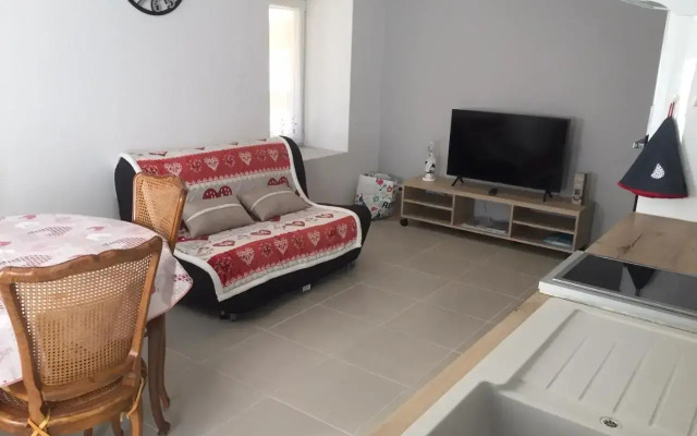 Rez-de-chaussée centre ville d'Embrun 3 étoiles