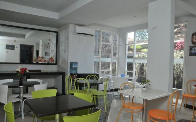 RedDoorz Plus @ Cakranegara