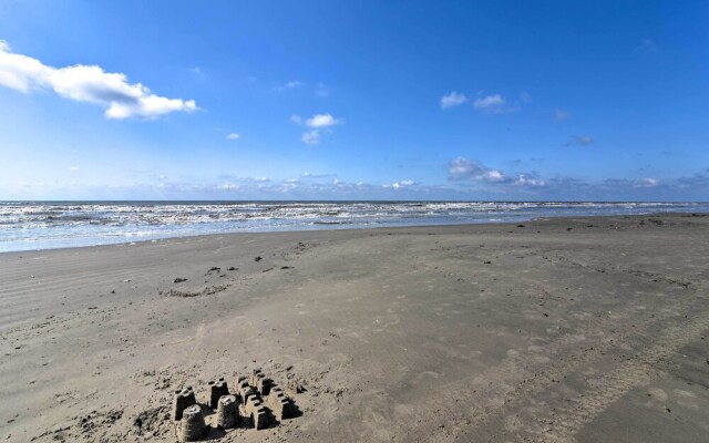 Beachfront Getaway w/ Deck & Views in Galveston