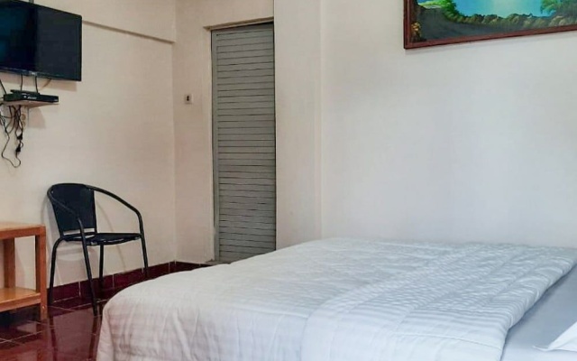 RedDoorz near Pagoda Open Stage Parapat – Guest Rooms – Parapat