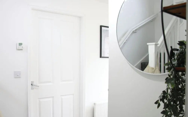 3 Bedroom House Close to City Centre/ Free Parking