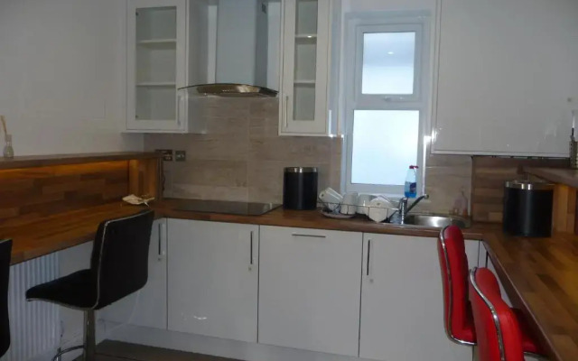 Heathrow-Windsor House for contractors & big groups