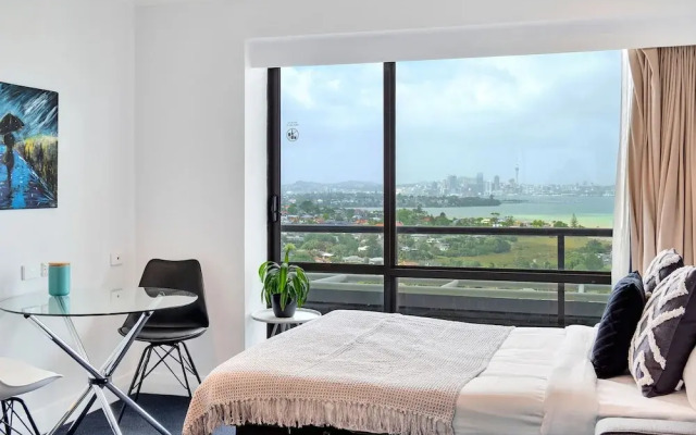 Sea City Views Takapuna Studio w Carpark