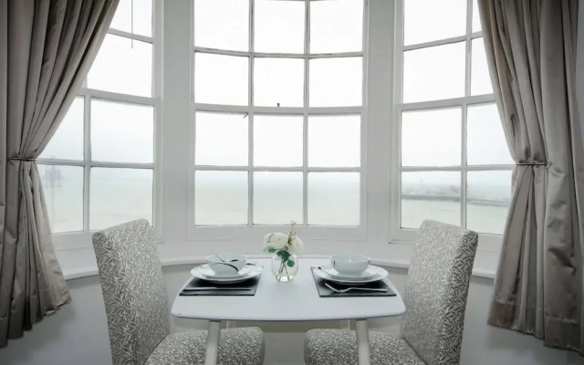 Seaview Regency Apartment With Private Parking