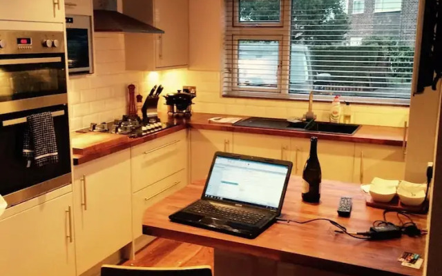 3 Bed House In Harrogate 2 Hot Tubs & Pet Freindly