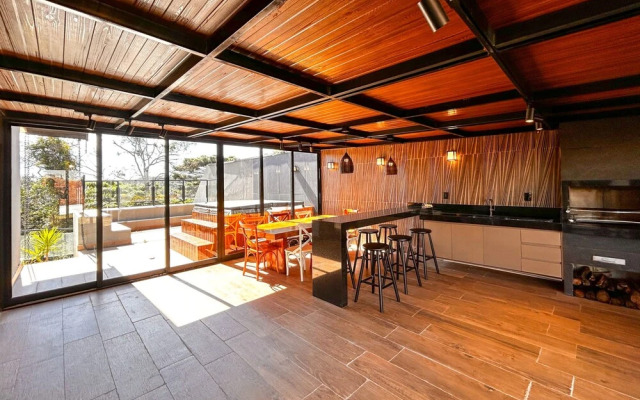 Casa com 4 Su tes Jacuzzi e Lareira Externa