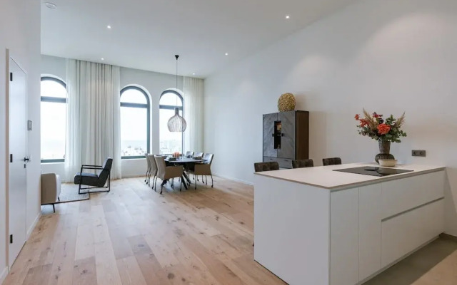 Stunning Seafront Apartment With Modern Comforts and Dike Views