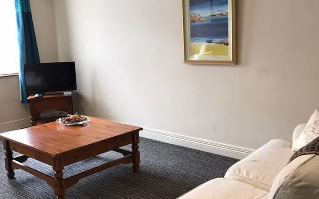 Central 2 Bed Apartment Above Great Derry Pub