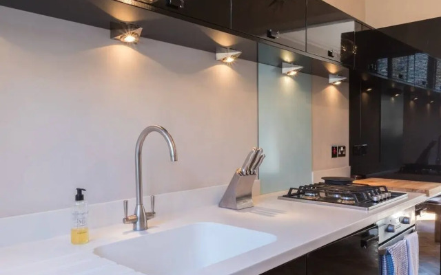 Stylish 1-bed With a Roof Terrace