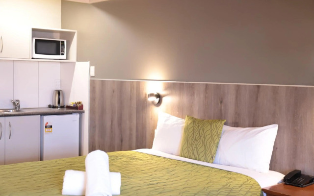 Airport Manor Inn