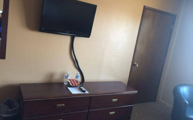 Townhouse Inn & Suites