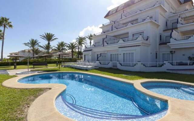Fantastic first beach line attic apartment, sleep7