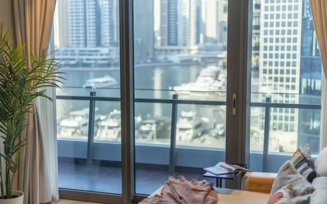 Stylish Marina-front 2BR Near Top Attractions