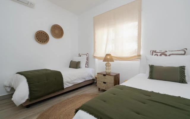 Amazing Beach House with Balcony (Free WI-FI)