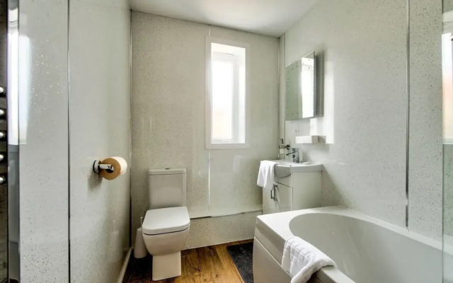 Naturally Well-lit and Serene Holiday Home w\ Parking