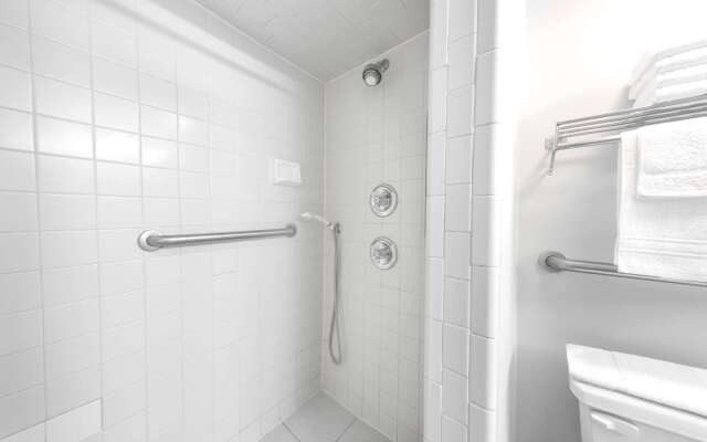 Super 8 by Wyndham Adel GA I-75