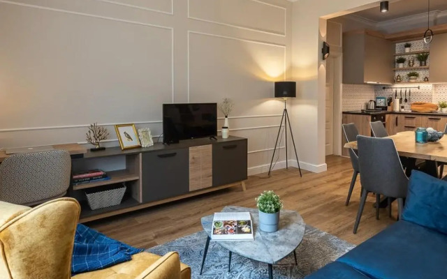 LUXURY & UNIQUE - TOP CENTER Apt. - 3BDR & 2 Baths