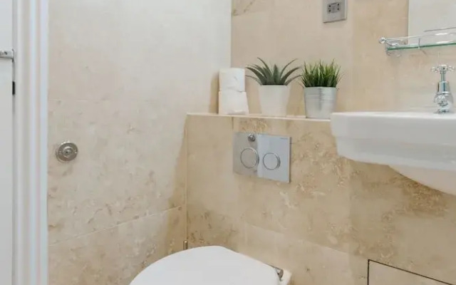 2 Bdr Queens Gardens by the Residences