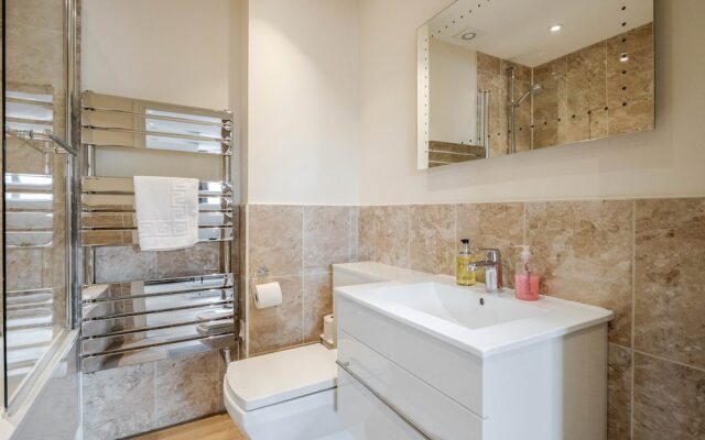 Luxury 1 Bedroom Apartment with Parking