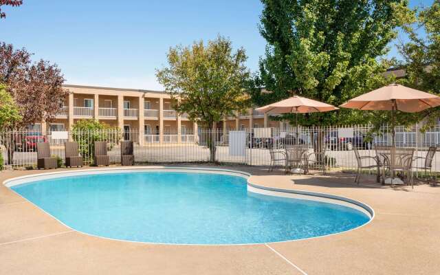Super 8 by Wyndham Windsor/Dougall