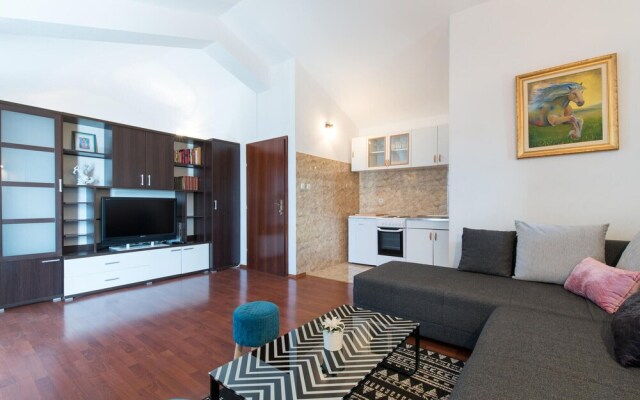 Awesome Home in Podstrana with Hot Tub, WiFi & 2 Bedrooms