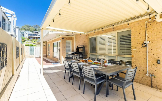 Sandy Beach House - Corlette Waterfront