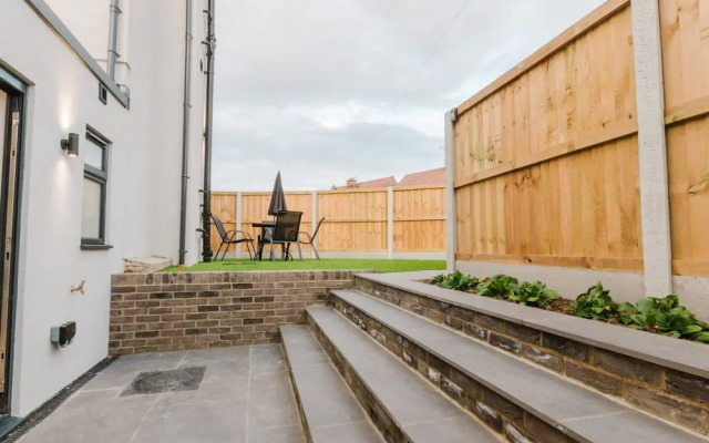 Luxury Seaside Home Parking Sleeps 8 by Adliv