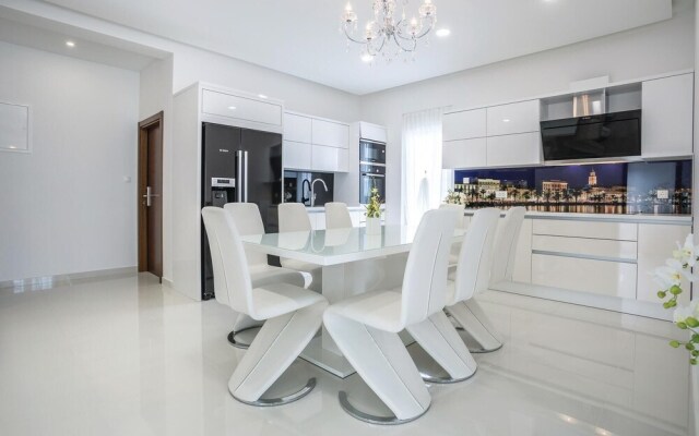 Beautiful Home in Stobrec With Jacuzzi, Wifi and 8 Bedrooms