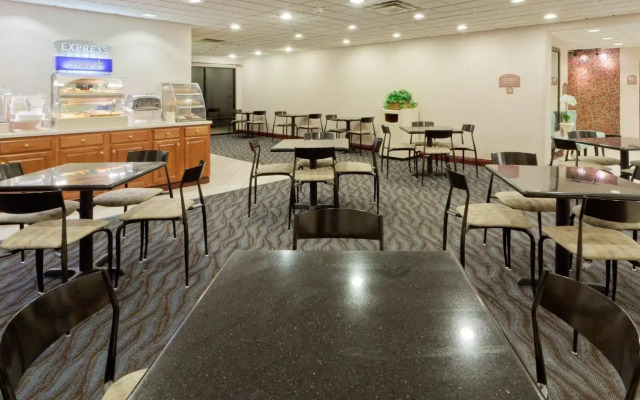 Holiday Inn Express Suites Charleston, An Ihg Hotel