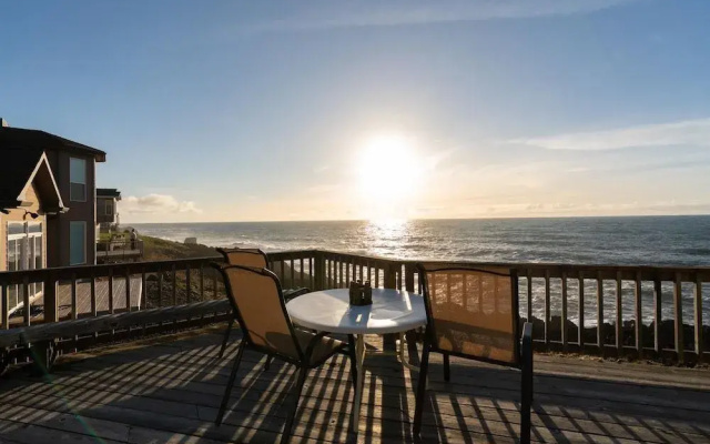 Whale Pointe 2 Br cottage by RedAwning
