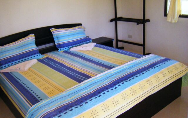Pranee Beach Bungalows