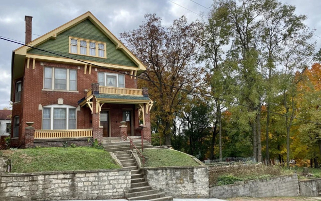 Vineyard Mansion & Carriage House Bed & Breakfast