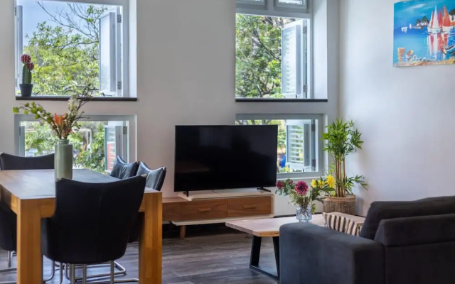 Sunshine Magnificently Bright 2BR Top City Centre Townhouse