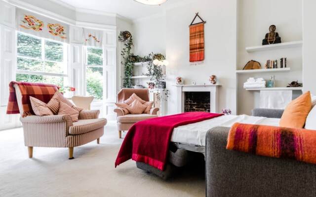 Entire Home: Chic & Cheery 1bed in Shepherd'S Bush