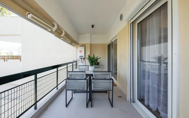 Bloom 2-Bedroom Apartment in Athens
