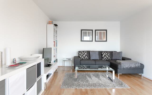 Modern 1 Bedroom Flat in Shadwell With Balcony