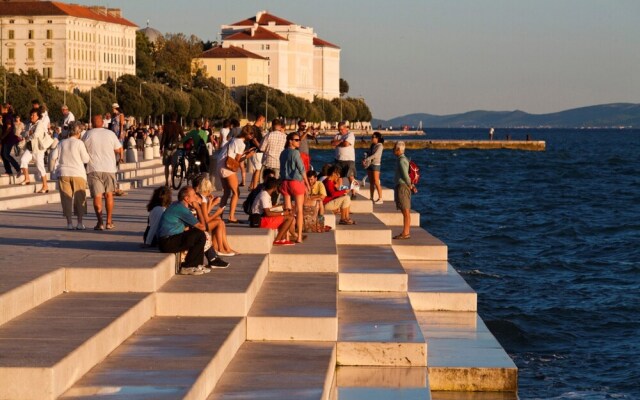 Obrovackrusevo, Modern apt w. Terrace & sea View